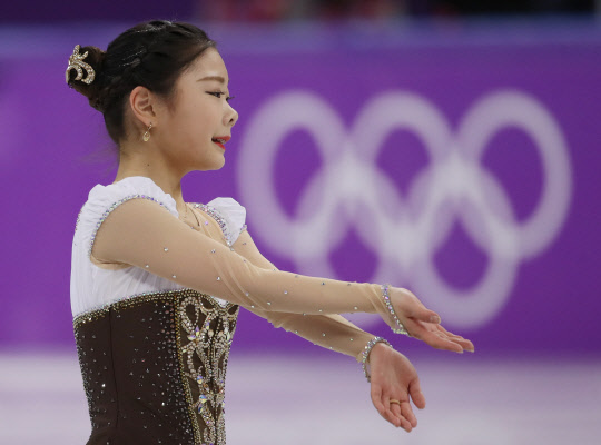 [올림픽] 무대 오른 김하늘    21일 강릉아이스아레나에서 열린 2018 평창동계올림픽 피겨스케이팅 여자 싱글 쇼트프로그램에서 한국의 김하늘이 연기를 펼치고 있다.